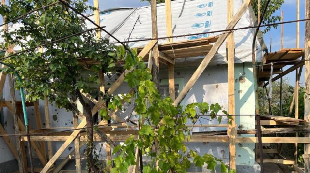 На Херсонщині вінницькі ремонтні бригади допомагають відновлювати пошкоджені будинки