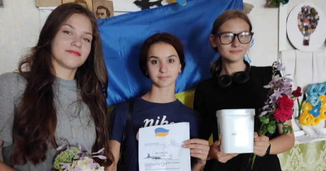 Учні ліцею передали у вінницьку «Подільську громаду» понад три тисячі гривень на допомогу ЗСУ