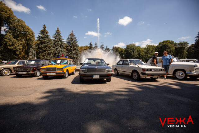 У Вінниці в парку стартувала виставка ретроавтомобілів та ралі. ФОТОРЕПОРТАЖ