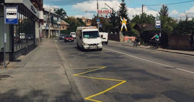 На вулиці Князів Коріатовичів створили зупинку громадського транспорту