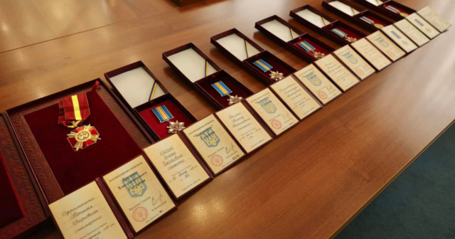 Родинам восьми загиблих захисників з Вінниччини вручили державні нагороди