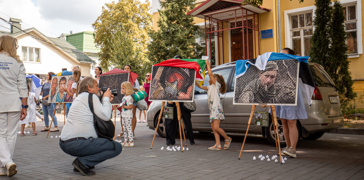 Про Героїв та наслідки війни: у Вінниці презентували благодійну виставку “4D”-картин Володимира Лапшова. ФОТО