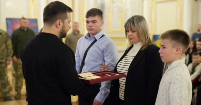 Родині загиблого захисника з Вінниччини Олега Тарахкала вручили вручили орден “Золота Зірка”