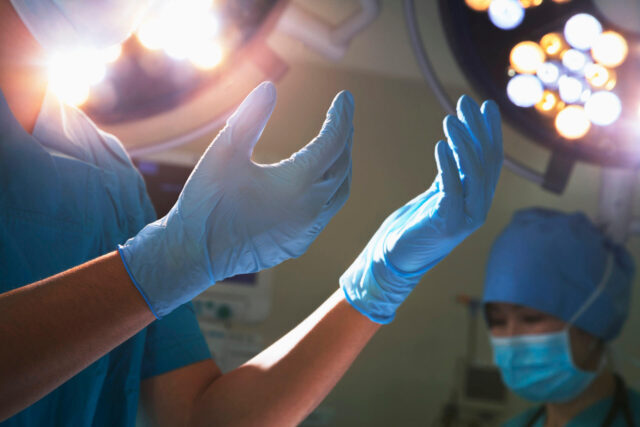 У вінницькій лікарні імені Пирогова виконали унікальну для регіону високотехнологічну операцію ендопротезування аорти