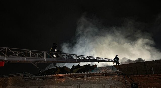На Вінниччині рятувальники показали фото з місця масштабної пожежі в Хмільнику