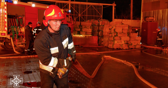 У Вінниці рятувальники всю ніч ліквідовували масштабну пожежу на складі