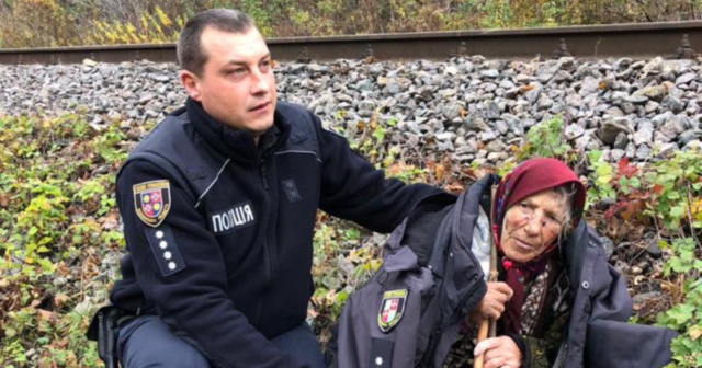 На Вінниччині поліцейський офіцер громади розшукав 87-річну жінку, яка три доби блукала за селом. ВІДЕО