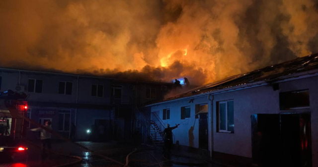 У Хмільнику, що на Вінниччині, сталася масштабна пожежа на території критого ринку. ФОТО (ОНОВЛЕНО)