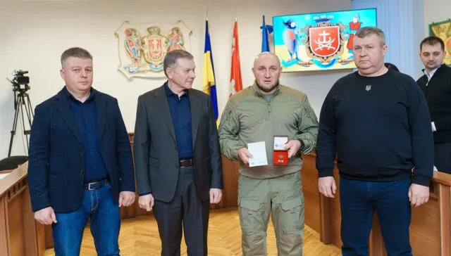 Військовому з Вінниці Віктору Торкотюку вручили відзнаку “За мужність та відвагу”