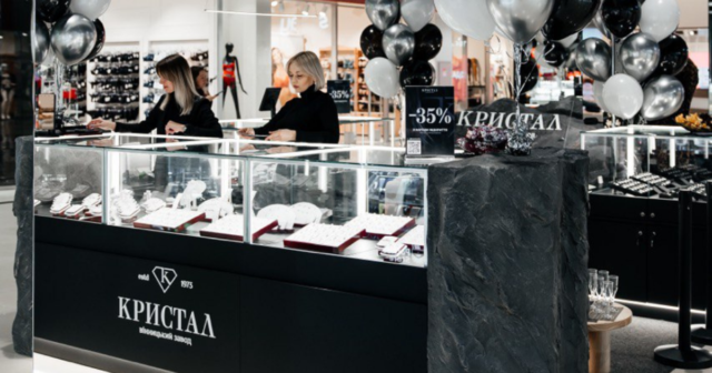 Сяйво діамантів та розкіш форм: у Вінниці відкрився перший офіційний магазин виробів від заводу “Кристал”
