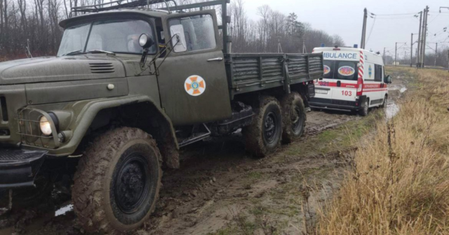 На Вінниччині рятувальники допомогли автівці “швидкої допомоги” дістатись на виклик