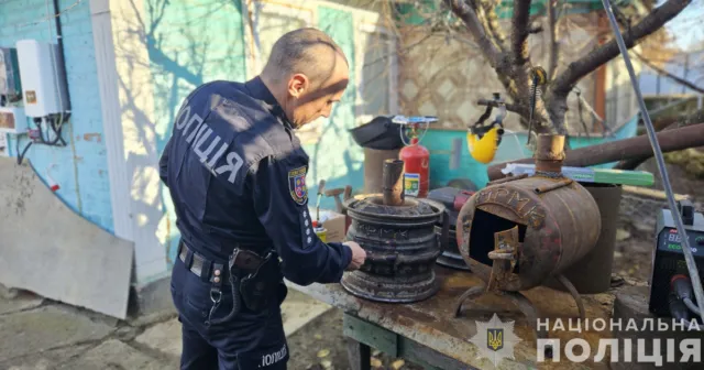 Капітан поліції з Вінниччини виготовляє буржуйки та окопні свічки на фронт для захисників