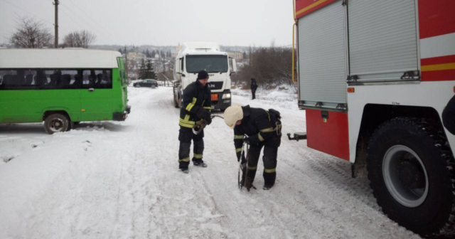 На Вінниччині рятувальники та поліцейські вивільняли зі снігових заметів автівки. ВІДЕО