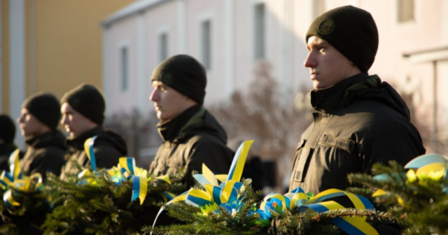 Хвилина мовчання та покладання квітів: у Вінниці відзначили День Соборності України