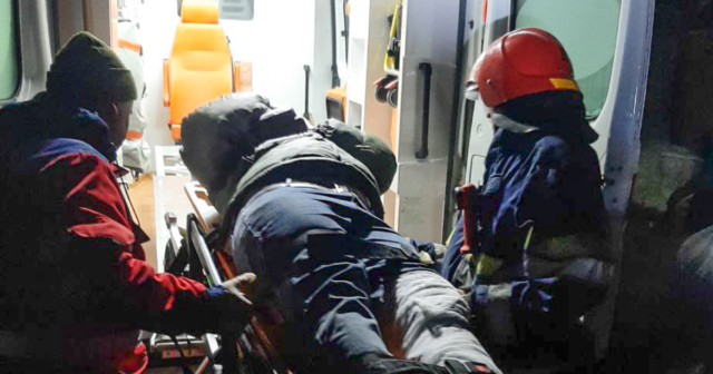 На Вінниччині рятувальники надали допомогу чоловіку, який через ожеледицю послизнувся та впав з крутого схилу