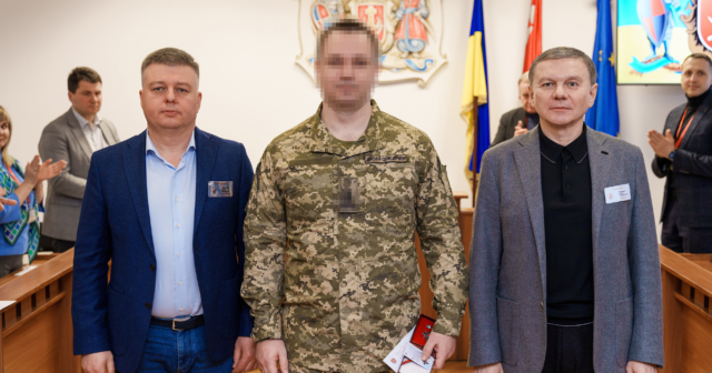 У Вінниці спеціальну відзнаку «За мужність та відвагу» вручили підполковнику Повітряних Сил ЗСУ, вертолітнику Олексію