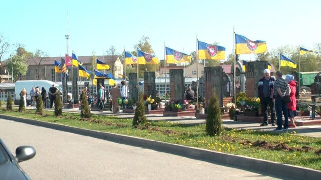 На Алеї Героїв Сабарівського кладовища батьки загиблих бійців вінницького КОРДу висадили 150 кущів троянд