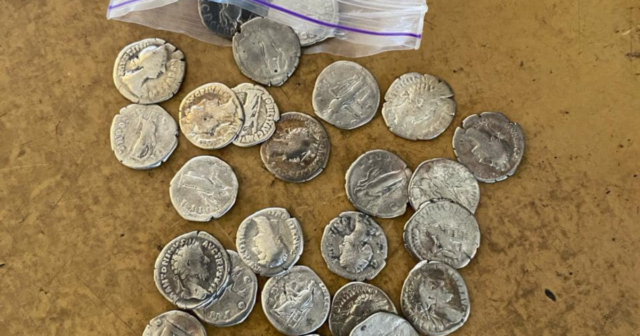 На Вінниччині виявили чоловіків, які намагались вивезти монети Стародавнього Риму та старовинну книгу
