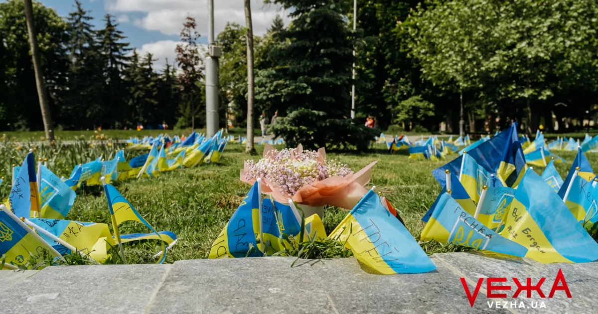 “Прапорці пам’яті”: в центрі Вінниці організували символічне місце пошани загиблих Героїв. ФОТОРЕПОРТАЖ