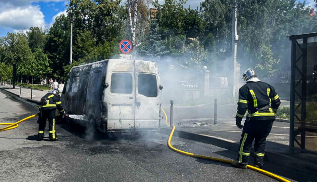 У Вінниці на Данила Нечая згорів мікроавтобус