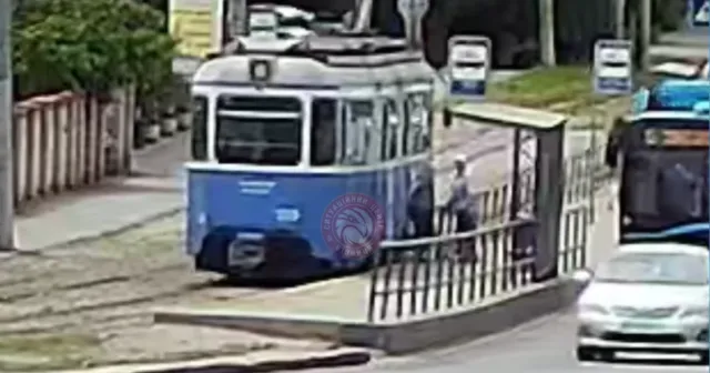 У Вінниці чоловік впав на зупинці під трамвай