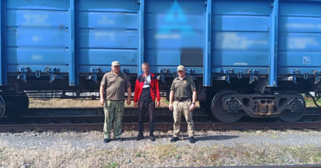 Хотів потрапити до Молдови: на Вінниччині затримали чоловіка, який ховався у вантажному потязі