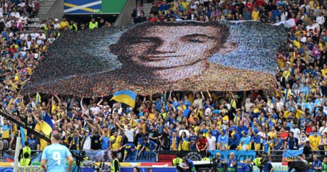“Мир має свою ціну”: під час матчу “Україна – Бельгія” вболівальники розгорнули банер із зображенням вінничанина Назарія Гринцевича