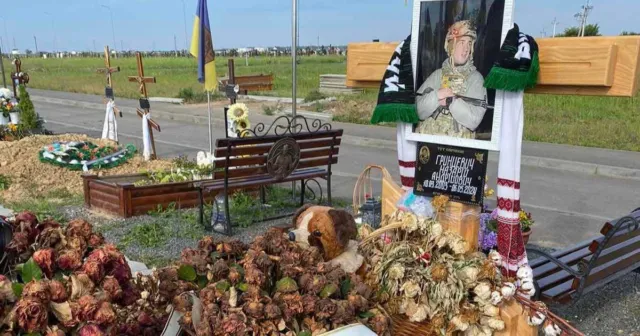 На могилу Назарія Гринцевича у Вінниці повернули іграшкову собаку. ВІДЕО