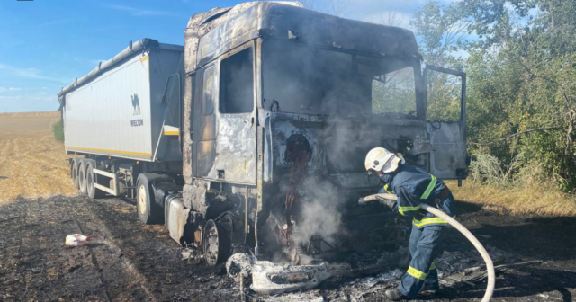 На Вінниччині загорілась вантажівка з зерном – бійці ДСНС запобігли поширенню вогню на причіп