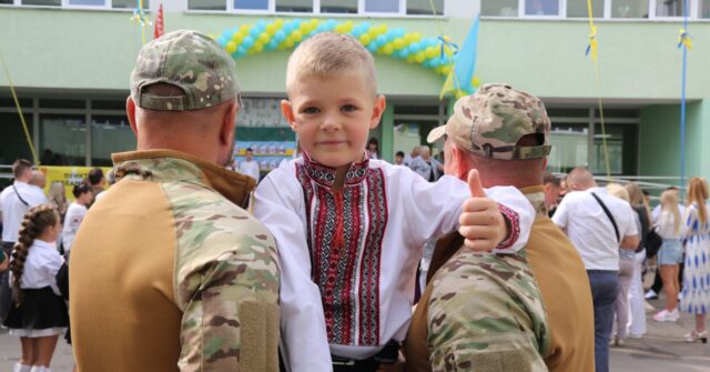 У Вінниці сина загиблого КОРДівця повели у перший клас побратими батька