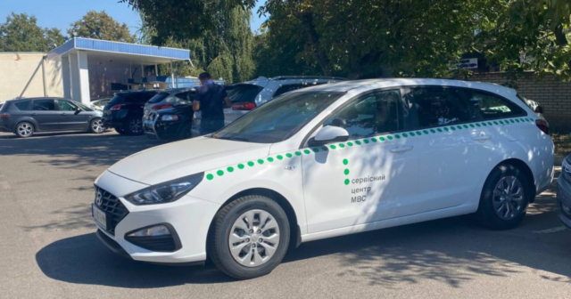 У сервісному центрі Вінниці з’явився автомобіль, на якому складати іспити зможуть особи з інвалідністю