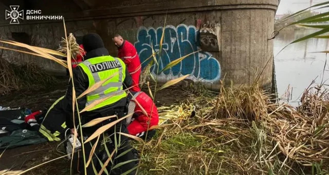 У Вінниці сьогодні з центрального мосту у річку стрибнув чоловік. ВІДЕО