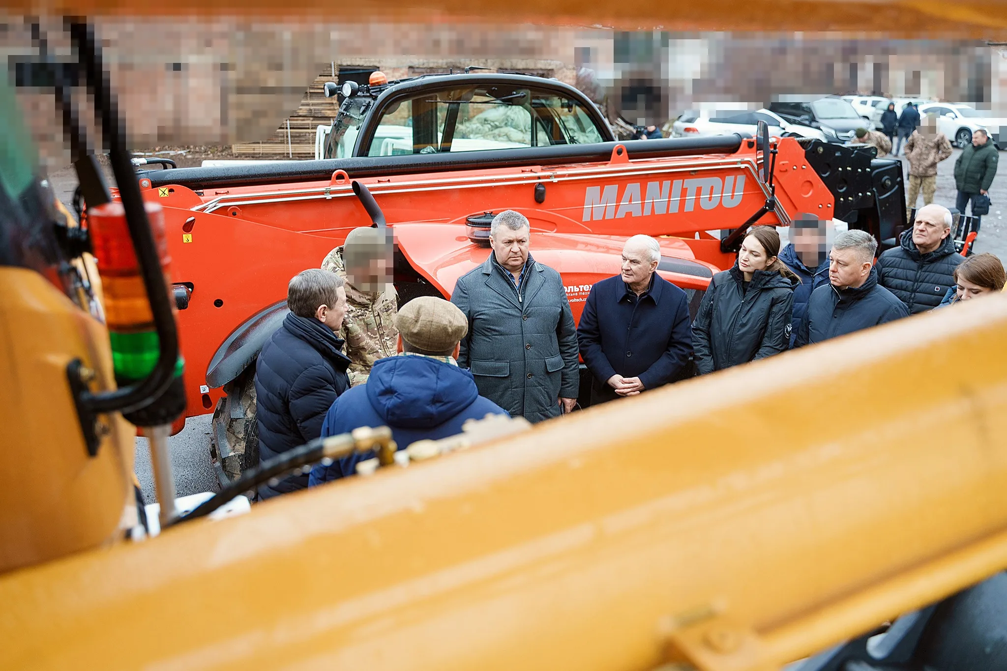 На Вінниччині військовим передали два автомобілі, автокран і навантажувач