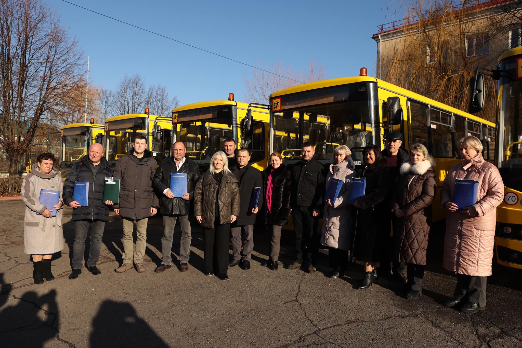 На Вінниччині громадам області передали ще 12 нових автобусів