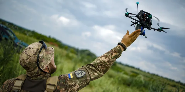 У Вінниці оголосили тендери на закупівлю двох тисяч FPV та 20 пікапів для захисників