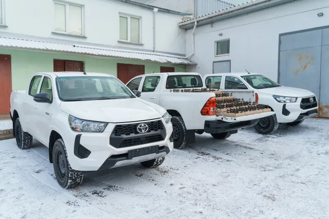 З Вінницької громади для військових передали 200 FPV-дронів та три пікапи