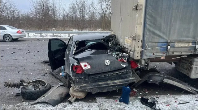 На Вінниччині встановлюють обставини ДТП, внаслідок якої авто врізалось у вантажівку