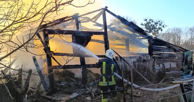 На Вінниччині госпіталізували чоловіка, який намагався загасити пожежу та отруївся продуктами горіння