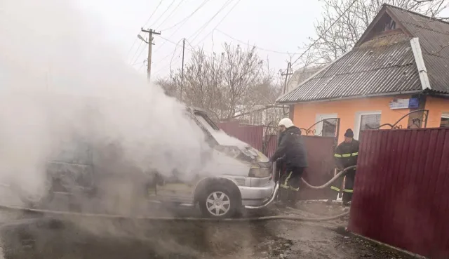 У Вінниці чоловік отримав опіки, намагаючись загасити свою автівку