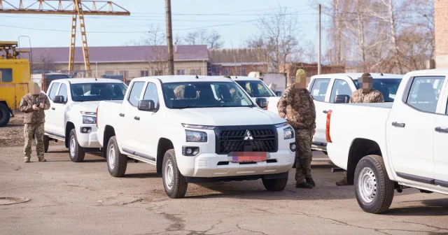 Від Вінницької громади захисникам передали ще 20 позашляховиків