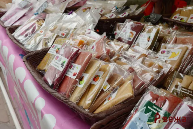 Assorted packaged spice mixes in clear bags lined in wicker baskets at a market stall.