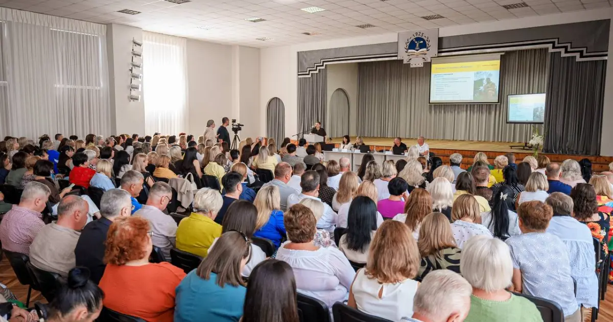 Особисте: Понад 3,5 тисячі першокласників та нові правила навчання: у Вінниці відбулася педагогічна конференція