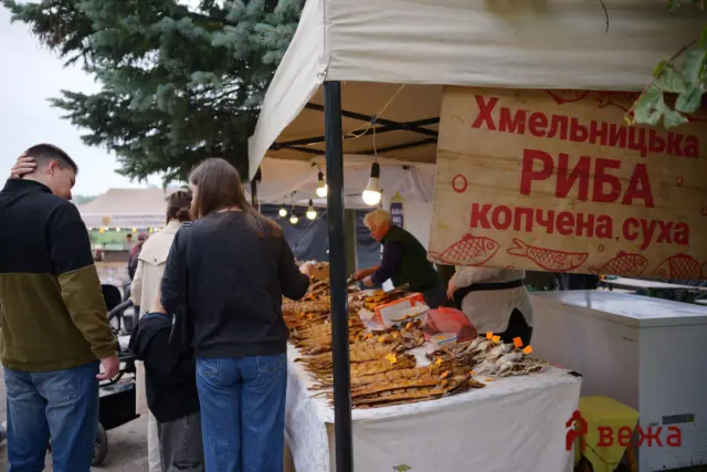 Фудкорт, музика та благодійність: у вінницькому парку «Вишенський» триває захід «Молодіє». ФОТОРЕПОРТАЖ