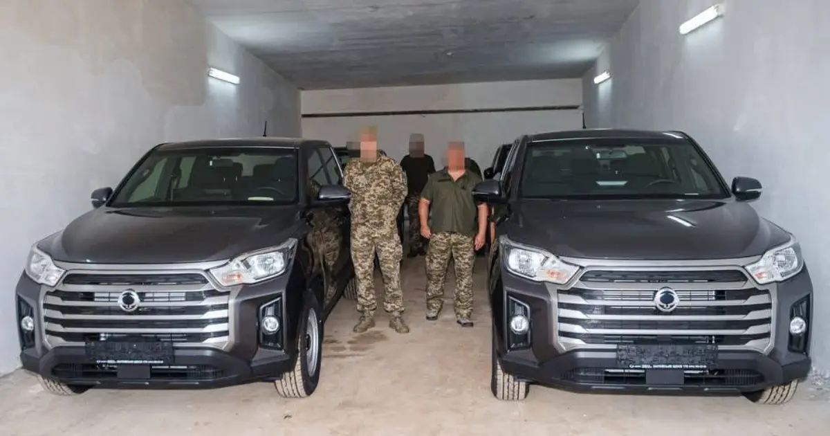 Вінниця передала двом підрозділам п’ять повнопривідних пікапів