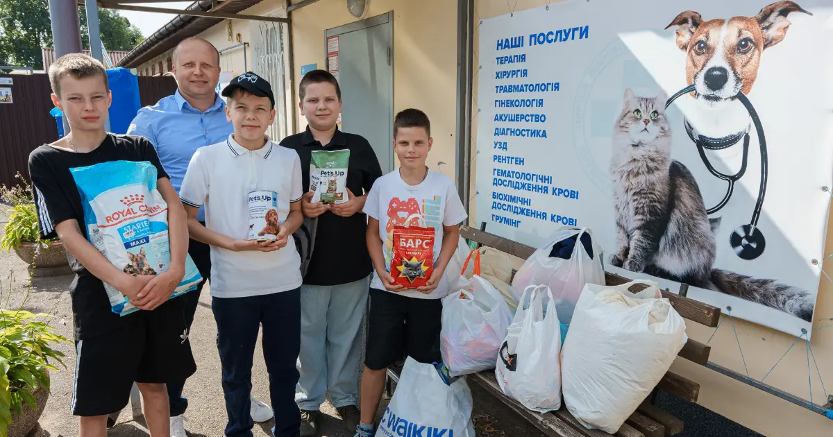 У Вінниці учні під час марафону добрих справ завітали до муніципального притулку для тварин