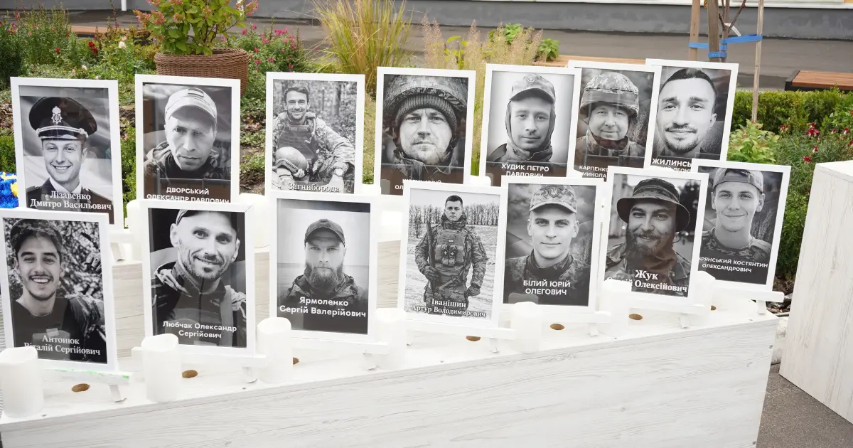 У дворі вінницького ліцею встановили пам’ятний знак з іменами 14 загиблих випускників