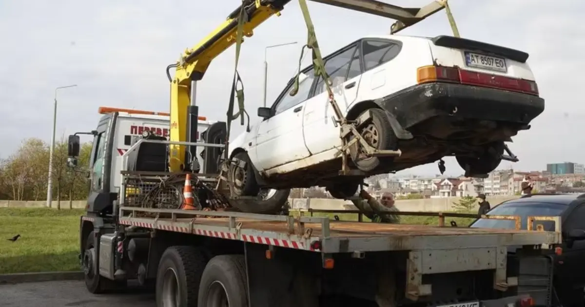 У Вінниці три покинуті автомобілі перевезли на спецмайданчик