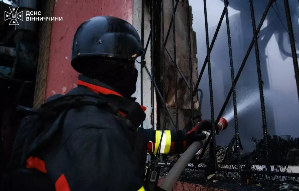 Удар рф по залізничній інфраструктурі на Вінниччині: у ДСНС показали кадри ліквідації пожежі. ФОТО, ВІДЕО