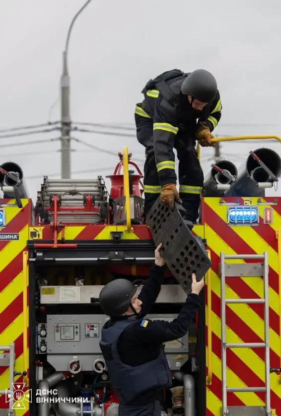 У Вінниці рятувальники ліквідували пожежу, що виникла внаслідок атаки рф