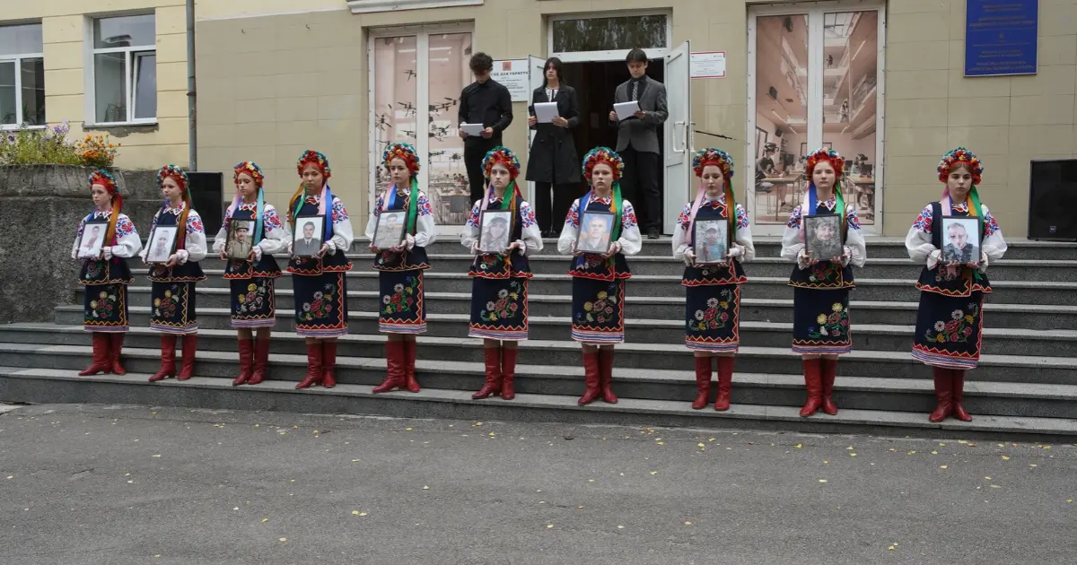 Біля Вінницького технічного ліцею відкрили пам’ятний знак десятьом полеглим випускникам